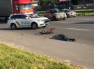 У Києві загинув    ортопед-травматолог      27-річний Віктор Заболотний.  Його на велосипеді штовхнув під вантажівку п'яний пішохід