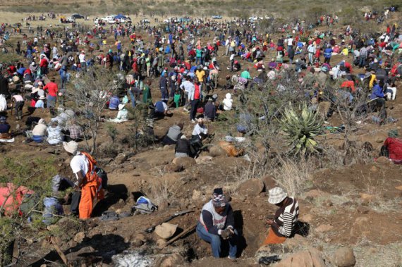 Жители ЮАР ищут ценные камни / Reuters