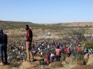 Жителі ПАР шукають цінне каміння / Reuters