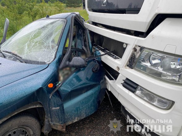 На трасі Київ-Одеса вантажівка MAN розчавила припаркований   Daewoo Lanos.   65-річна пасажирка останнього  загинула на місці,  41-річну водійку госпіталізували