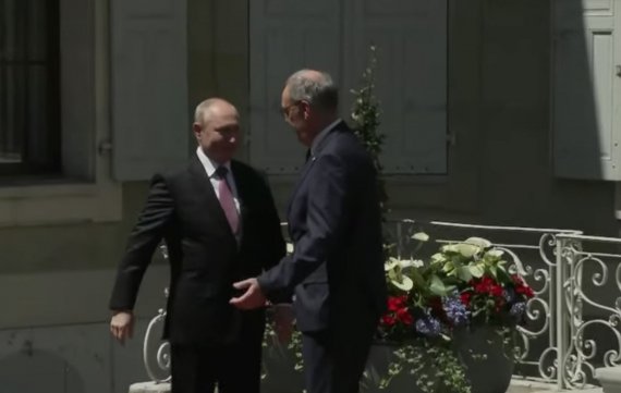 Путин прибыл на виллу в Женеве.