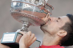 Сербський тенісист Новак Джокович тримає Кубок мушкетерів — трофей, який вручають переможцеві відкритого чемпіонату Франції. Виграв його вдруге в кар’єрі