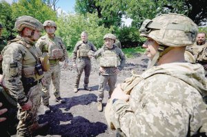 Президент Володимир Зеленський (у центрі) 9 червня перевіряє позиції військових у селищі Піски поблизу Донецька. Вручив нагороди й пообідав у їдальні з солдатами