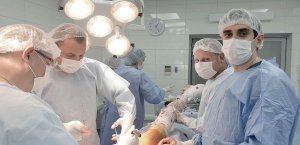 Столичний ортопед Дмитро Яровий (на фото справа) з колегами проводять кістково-­мозкову стимуляцію суглоба при артрозі. Процедура допомагає відновити щільність хряща