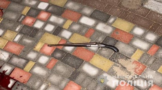 В Олешках на Херсонщині 66-річний чоловік підстрелив двох товаришів у сквері і випадково застрелився сам