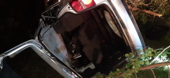 На Ровенщине Volkswagen Touran слетел с дороги и врезался в дерево. Двое мужчин погибли, еще трое травмированы