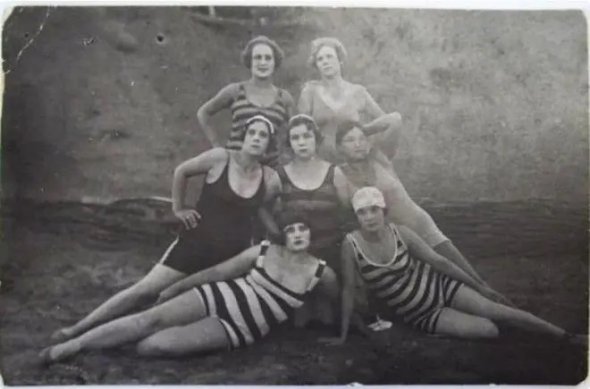 В 1930-1940-х годах купальники в СССР были в виде комбинезонов
