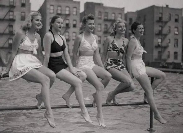 У 1932 році представили перший роздільний купальник