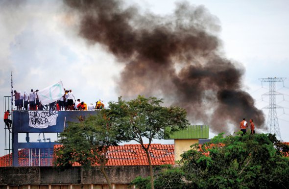 Арештанти протестують на даху бразильської в’язниці Пуракеквара в Манаусі. Сімох охоронців взяли в заручники. Вимагають покращити умови перебування в камерах. А також забезпечити належне тестування та лікування через спалах коронавірусної хвороби