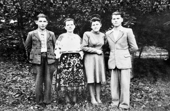Катерина Щерба (друга праворуч) стоїть поряд із сестрою Юлією, братами Степаном (ліворуч) та Омеляном у селі Виспа Рогатинського району на Івано-Франківщині. 1950 роки