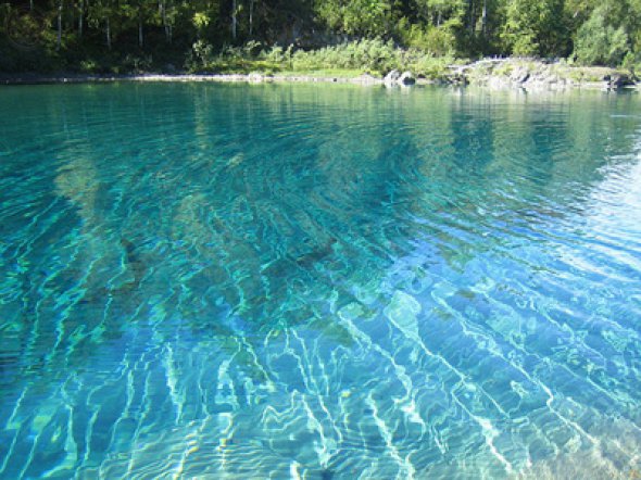Блакитні озера прозвали місцевими Мальдівами