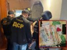 У Києві викрали 45-річного громадянина Латвії й вимагали вигаданий борг. Організаторкою злочину стала знайома потерпілого - громадянка Великобританії. Її спільники - українці