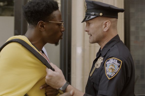  Короткометражка "Два далеких незнакомца" получила в этом году "Оскар". Она рассказывает про темнокожего парня, который попадает в петлю времени. Он вынужден снова и снова переживать смертельную схватку с полицейским. События фильма перекликаются с историей убийства Джорджа Флойда, что стало катализатором движения Black Lives Matter.