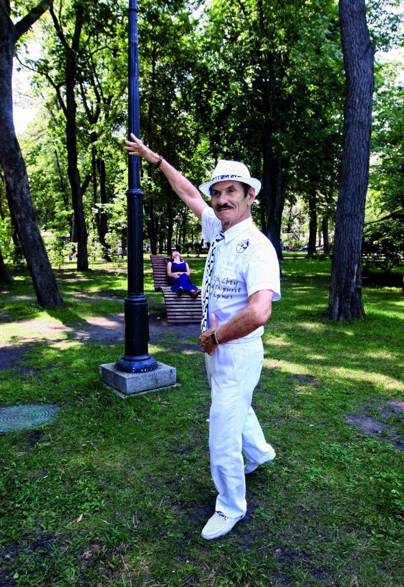 Григорій Чапкіс 27 років виступав у Національному ансамблі танцю імені Павла Вірського. 2007 року відкрив у Києві "Школу танців Чапкіса" 