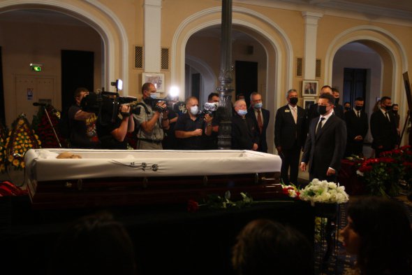 Президент Владимир Зеленский подходит к гробу и несколько секунд смотрит на Чапкиса
