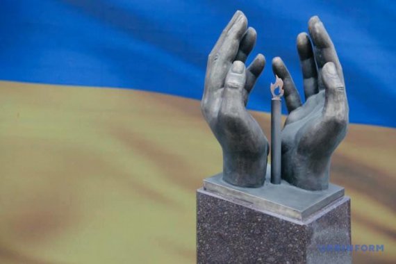 У Києві відкрили пам’ятник медикам, які померли від коронавірусу. Фото: ukrinform