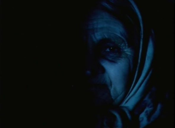 Горор “Оберіг” 1991-го - останній фільм Миколи Рашеєва. Головний герой родом з далекого поліського села, живе в Києві. Усюди йому ввижається бабуся, яка проводить містичні ритуали.
