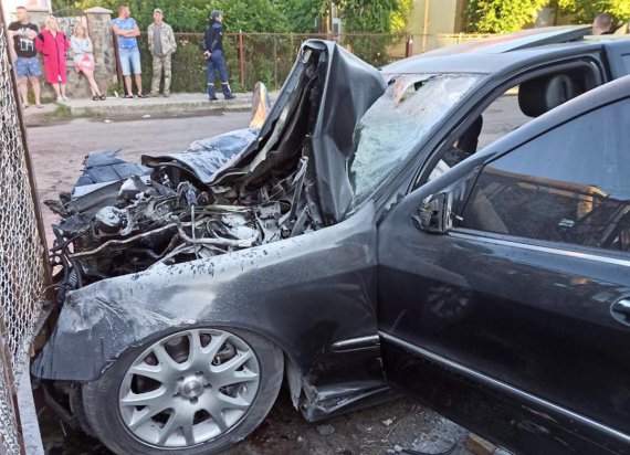 В Ужгороді  зіткнулись рейсовий автобус та легковик.   Водій останнього загинув