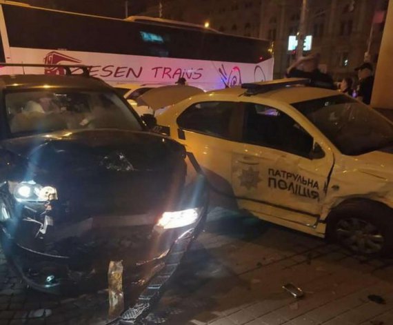 В центре Львова через Jeep, который не пропустил авто патрульных, произошло ДТП