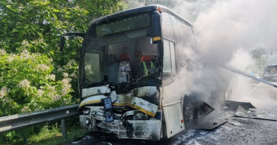 В России столкнулись и загорелись автобусы, которые везли детей с отдыха. 15 школьников и водитель - в больнице