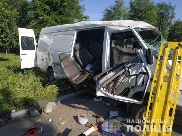 На Дніпропетровщині ВАЗ влетів у Mercedes Sprinter. Двоє загиблих, восьмеро - в лікарні