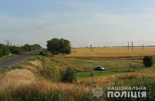 На Миколаївщині вилетів з дороги легковик Daewoo Nexia. Водія та пасажира викинуло з салону
