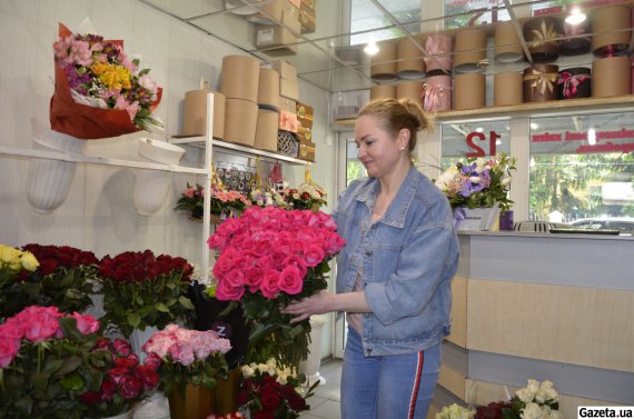 Інна Кудренко закордонних троянд не продає. Торгує вирощеними в Україні