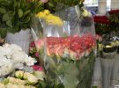 Голландські  троянди коштують 60-70 грн за квітку,  українські - 15-40 грн, залежно від довжини стебла