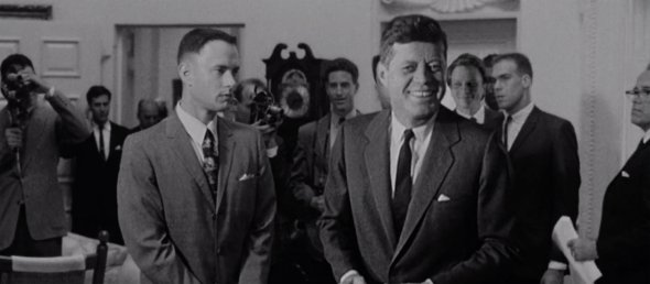 Том Хенкс в роли Форреста Гампа (слева) встречается с президентом Кеннеди на кадрах исторической хроники
