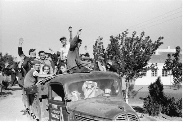 Авто з людьми на вулицях Одеси, 1943 рік