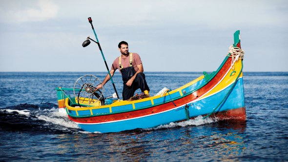 Мальтійський непрофесійний актор Джесмарк Шиклуна у драмі ”Луззу” грає рибалку, який починає займатися незаконним виловом, щоб прогодувати сім’ю та лікувати сина. Фільм отримав особливу відзнаку 50-го Міжнародного конкурсу ”Молодість”