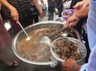 Гастрономический фестиваль, на котором едят собак. Животных мучают перед тем, как убить / Reuters