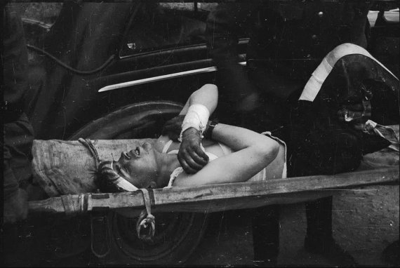 Эвакуация раненого. Берлин, Германия. Апрель-май 1945