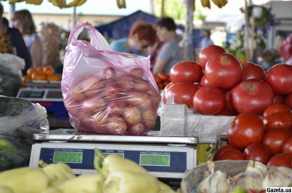 Червоні томати коштують 18-25 грн/кг, рожеві — 20-23 грн/кг