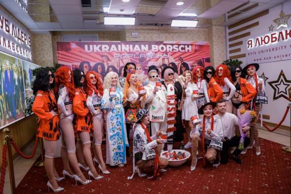 Михаил Поплавский представил эпатажное видео на хит "Украинский борщ"