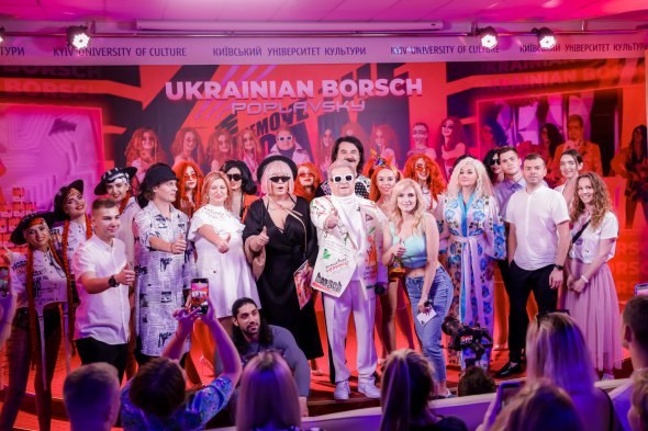 Михаил Поплавский представил эпатажное видео на хит "Украинский борщ"