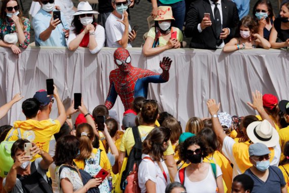 Чоловік прийшов на аудієнцію до Папи Римського у костюмі Людини-павука.