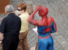 Мужчина пришел на аудиенцию к Папе Римскому в костюме Человека-паука.