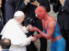 Чоловік прийшов на аудієнцію до Папи Римського у костюмі Людини-павука.