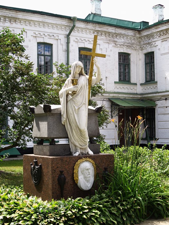 Надгробную скульптуру для Ипсиланти создал скульптор Степан Пименов