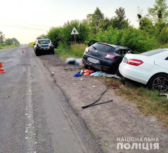 На Ровенщине столкнулись Renault Megane и Mercedes-Benz E 200 Одна женщина погибла, еще четыре человека травмированы