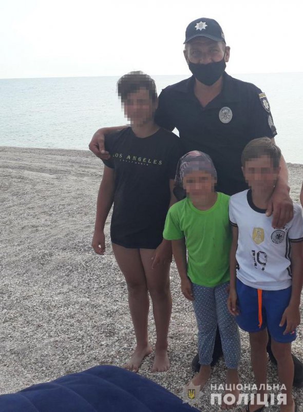 В Кирилловке полицейские спасли трех братьев, которых на матрасе унесло в открытое море