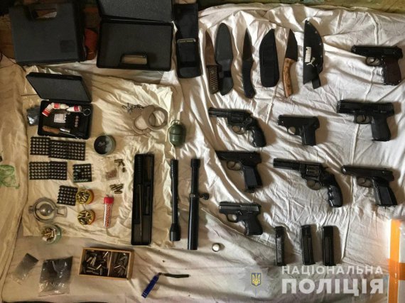 У Вінниці поліцейські викрили банду збувачів зброї.  Вистежували зловмисників майже пів року