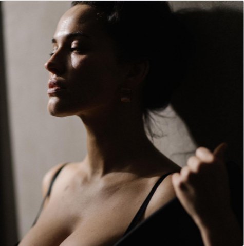 Украинская модель и певица Даша Астафьева порадовала поклонников новой порцией сексуальных фотографий