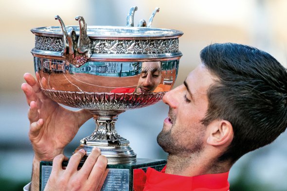 Cербський тенісист Новак Джокович тримає Кубок мушкетерів. Його вручають переможцеві чоловічого турніру відкритого чемпіонату Франції. Виграв приз удруге. Париж, 13 червня 2021 року