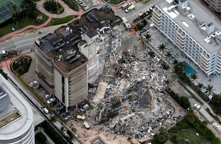 99 человек оказались под завалами разрушенного 12-этажного здания в Майами.