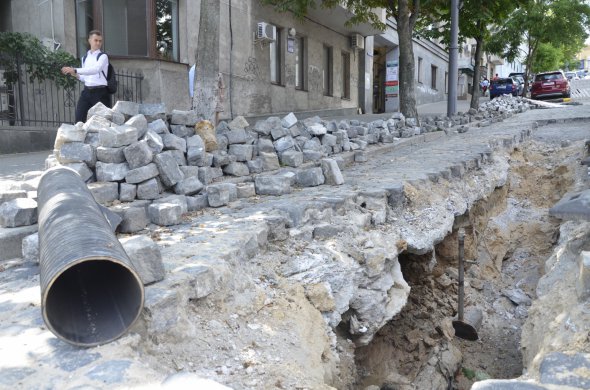 Доктор экономических наук Владимир Соболев: "Срок службы водопроводных сетей - 30 лет. И теперь денег на ремонт надо больше. Потому что рваться начинает во всех местах и одновременно"