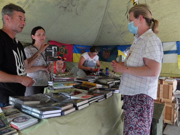 У ветеранському наметі книги для бібліотек Севастополя та Маріуполя купувала міністерка Юлія Лапутіна.