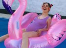Певица MamaRika, которая вскоре станет мамой, появилась в лиловом слитном купальнике