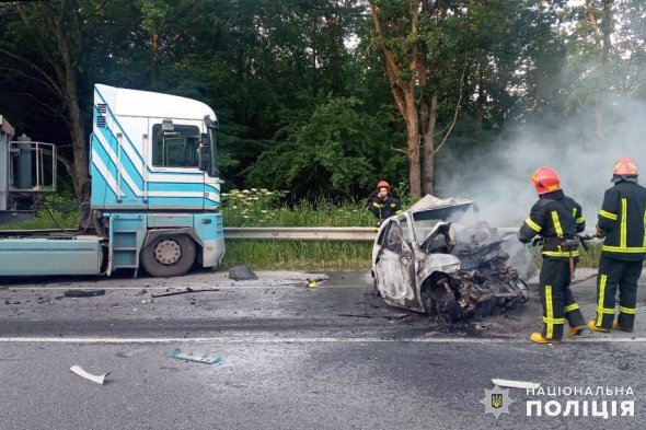 У Хмельницькій області згорів ущент легковик після зіткнення з вантажівкою. Водій загинув на місці